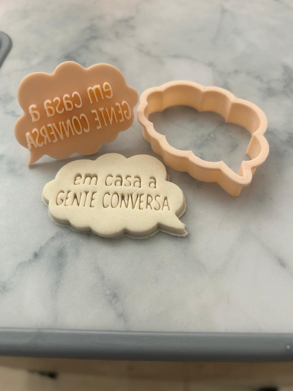Kit Cortador de Biscoitos + Carimbo - Em casa a gente conversa - Imagem 2
